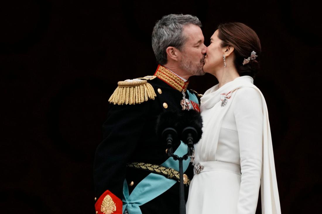 A kiss says more than a thousand words: The demonstration of love on the balcony of Frederik X and his wife Mary of Denmark will go down in history. 