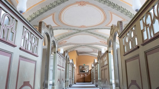 Celebrity tips for Munich: The Art Nouveau building opened in 1901 "Müller'sches Volksbad".  With its architecture and interior design, the bath is one of the most beautiful bathhouses in Europe.  The picture shows the corridor to the relaxation cabins.