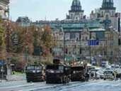 Die Ukraine feiert ihren Unabhängigkeitstag am 24. August wieder mit einer ganz speziellen Parade. Im Zentrum der ukrainischen Hauptstadt Kiew wurden ausgebrannte, zerstörte und erbeutete Militärfahrzeuge aus Russland aufgereiht. Zahlreiche Schaulustige machten auf Chreschtschatyk-Straße bereits Fotos von den kaputten Militärfahrzeugen.