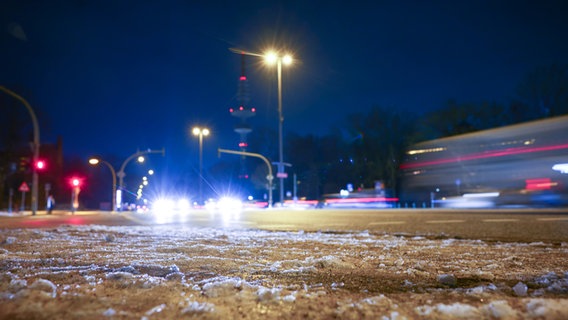Cars drive on a Hamburg main road in the snow in the early morning.  © dpa Photo: Christian Charisius
