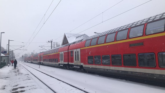 A train is at Bordesholm station.  © NDR Photo: Julia Jänisch