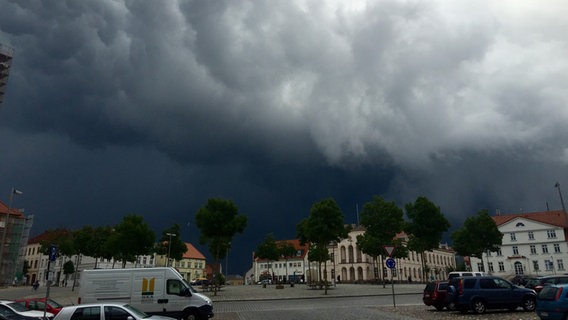 Dark rain clouds are gathering over Neubrandenburg.  © NDR Photo: Torsten Ohland from Neubrandenburg