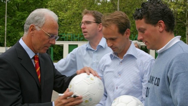Erinnerungen an Franz Beckenbauer: Joachim Floryszak (ganz hinten) spielte den Schiedsrichter im Kinostreifen "Das Wunder von Bern" und lernte Franz Beckenbauer mit dem Filmteam kennen.