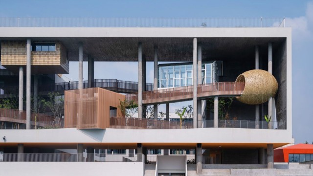 Favorites of the week: A large concrete frame containing a greenhouse, a tree house, a kind of cocoon - and plenty of space to simply do nothing: the Huizhen High School in Ningbo, China.