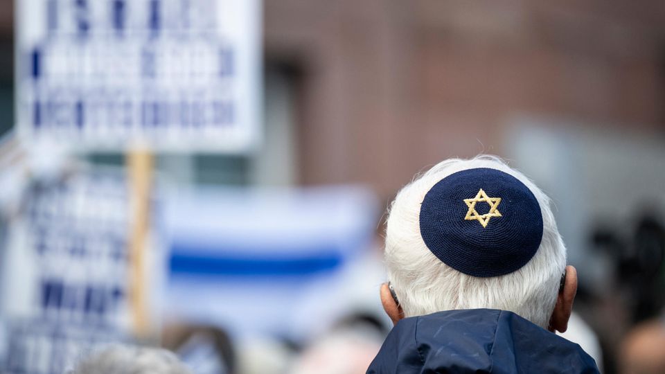 A participant in a pro-Israel rally wears a yarmulke with a Star of David, the symbol of Judaism
