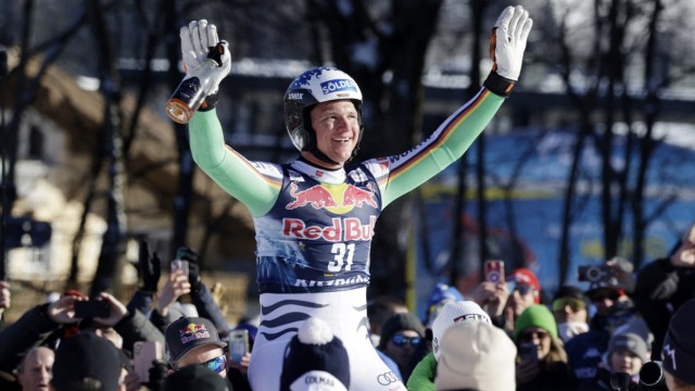 Streif double winner from France: Cheers for a special ski racer: Thomas Dreßen receives well-deserved applause after his last descent.