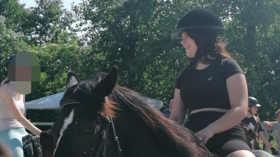 Finja rides a horse - a few days ago the 13-year-old died from a high-dose ecstasy pill.