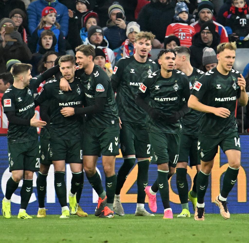 Suddenly in the lead: Bremen celebrates Mitchell Weiser (2nd from left) after his goal to make it 1-0 for Werder