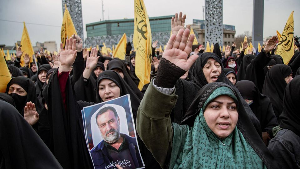 Supporters of the Iranian regime at a memorial service
