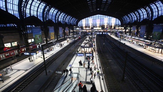 A few passengers at Hamburg Central Station shortly before the start of a warning strike.  © Bodo Marks/dpa 