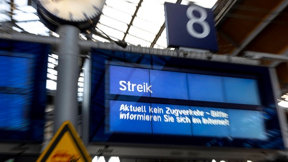 A railway display board drawing attention to the strike.  © Imago Images Photo: Agency 54 Grad
