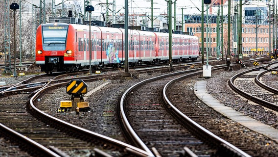 A regional train leaves the train station in Hanover.  © Moritz Frankenberg 