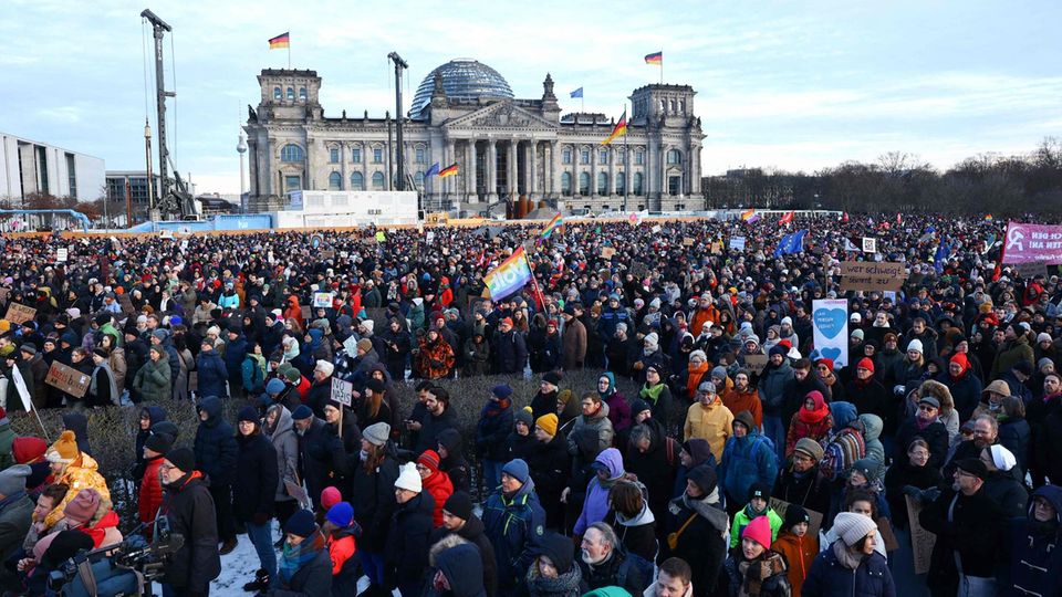 In Berlin, up to 100,000 people demonstrated against the right on Sunday.