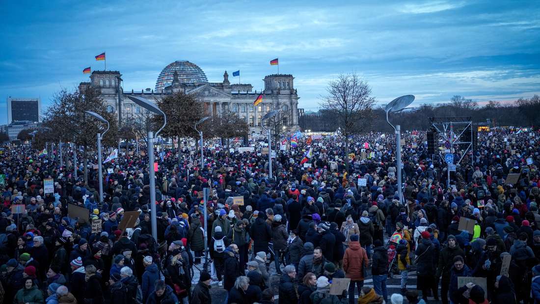 Tausende Menschen demonstrieren für Demokratie vor dem Reichstagsgebäude.