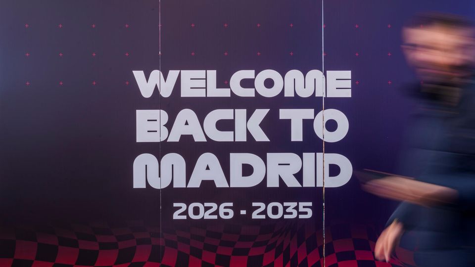 Welcome Back to Madrid is written on a Formula 1 sign.