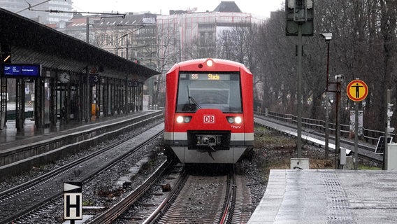 An S-Bahn arrives at Dammtor station.  © Rabea Gruber/dpa 