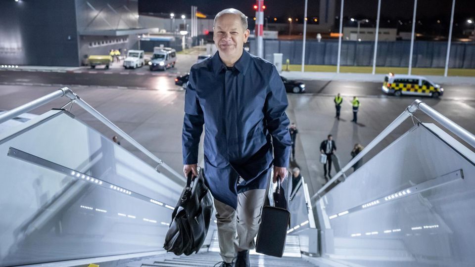 Olaf Scholz on the stairs to the government plane