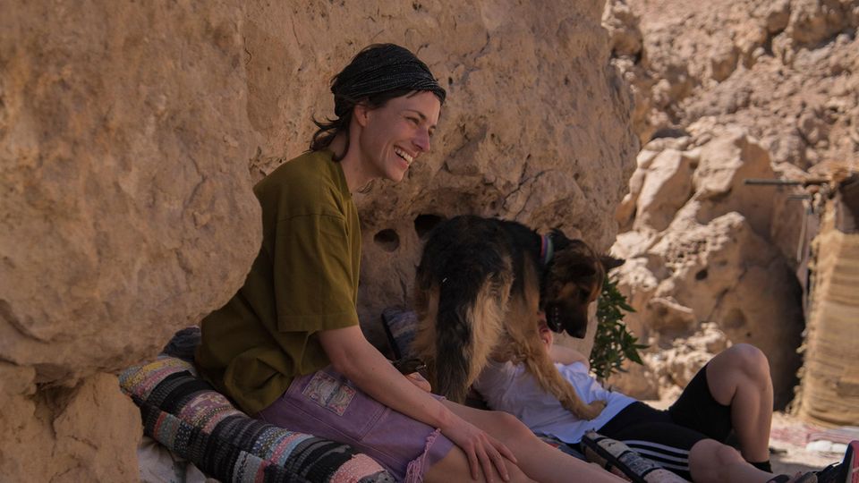 Olivia Köhler is a management consultant and systemic natural therapist.  In her regular retreats she takes up to 13 participants into the wild nature 