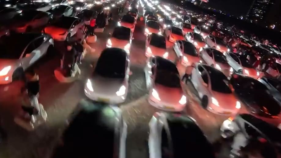 Tesla: 700 cars make a statement with a light show in Israel