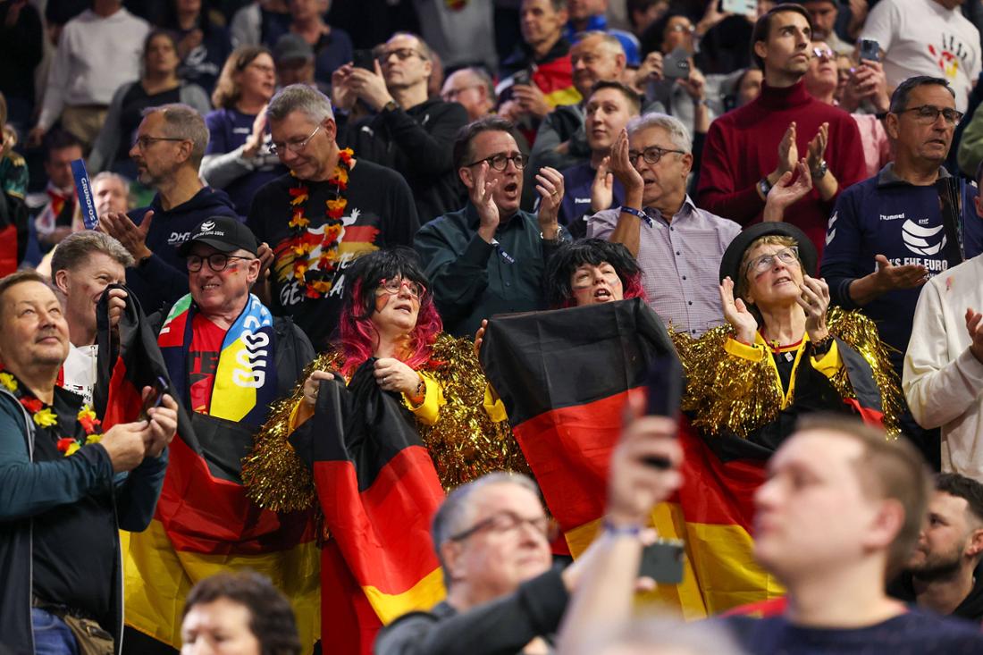 Stimmung in Köln: Die deutschen Fans sind über den Halbfinal-Einzug des DHB-Teams begeistert