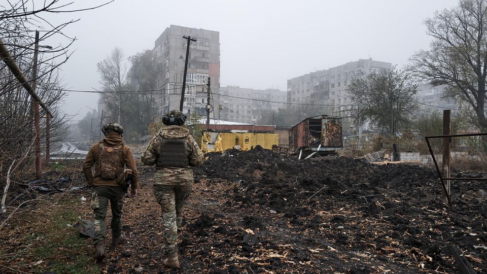 Ukrainian soldiers in the city.