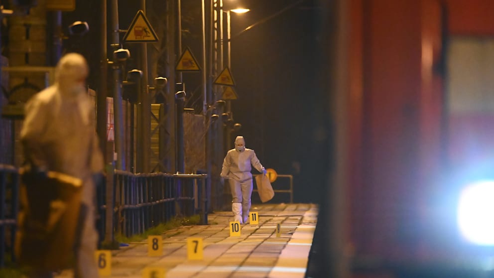 January 25, 2023: Detectives secure traces on the train platform in Brokstedt in the evening