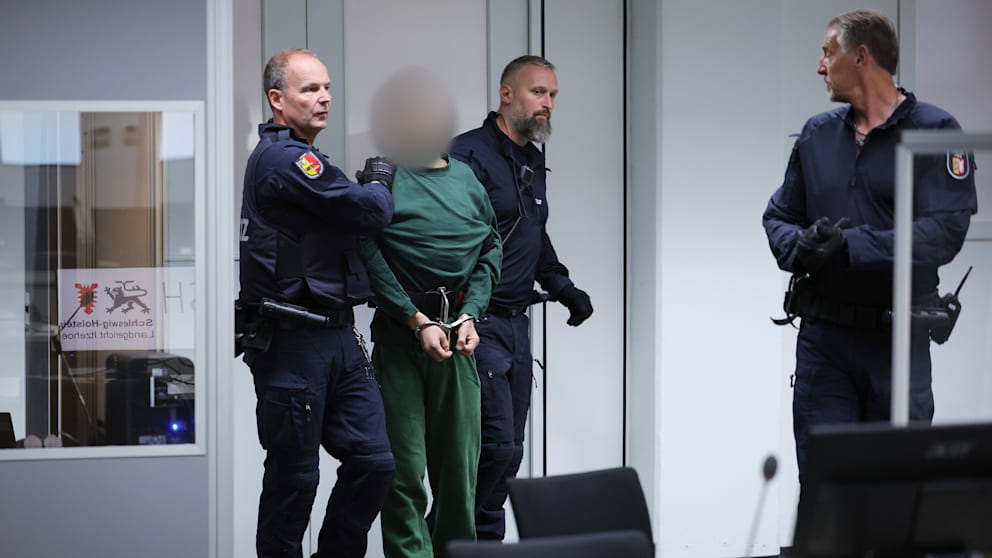 Ibrahim A. (34) is brought to trial by judicial officers at the Itzehoe Regional Court