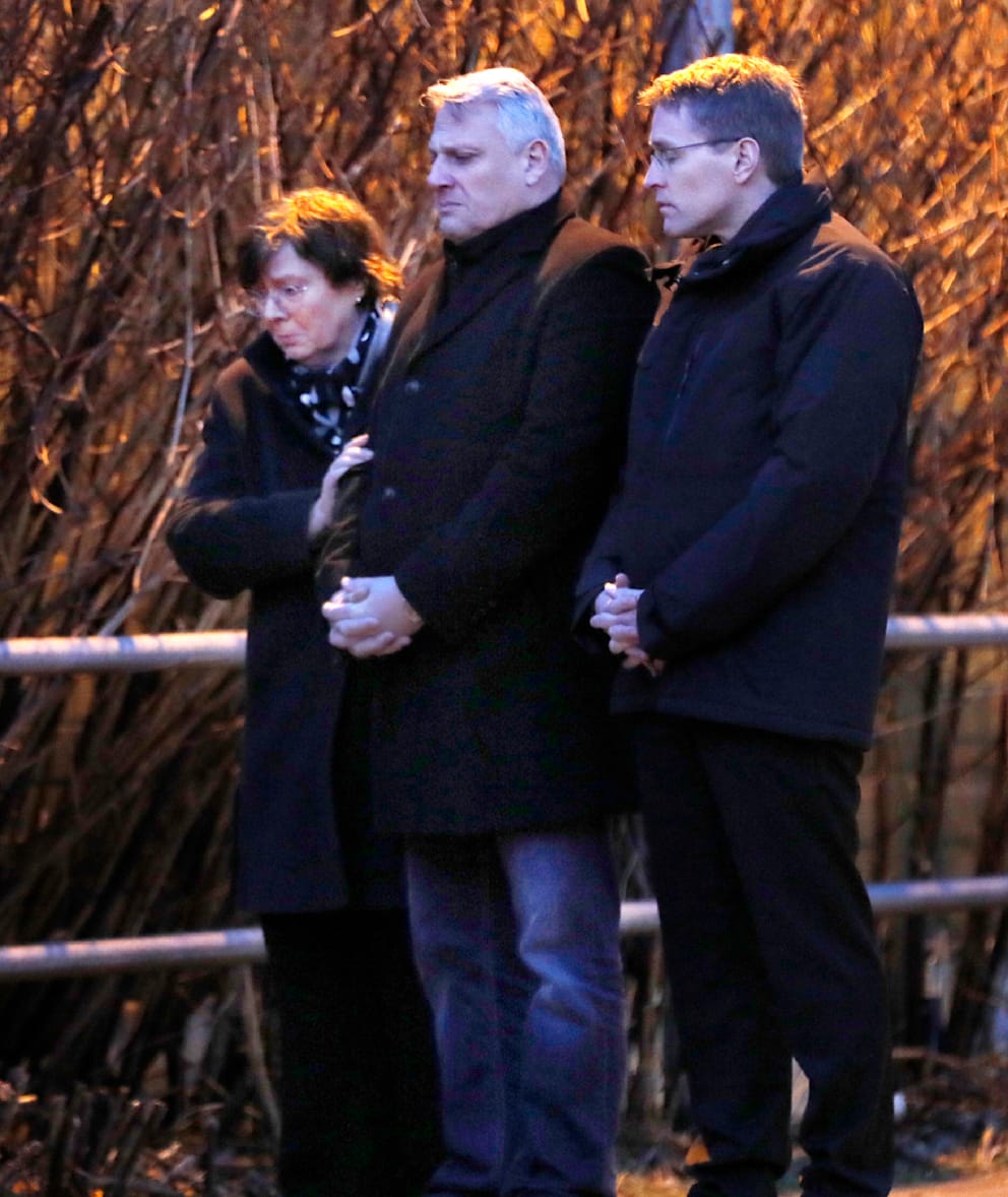 Ann-Marie's father Michael Kyrath (center) is hugged by Interior Minister Sabine Sütterlin-Waack, while Prime Minister Daniel Günther mourns nearby