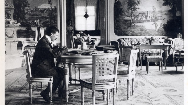 Favorites of the week: Hugo von Hofmannsthal in his salon in Rodaun around 1905.