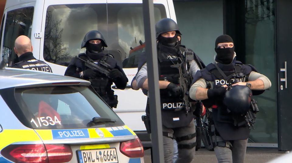 Special police forces are on duty at a school in Sankt Leon-Rot