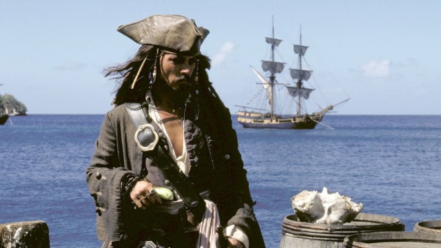 Filmmusik in Concert: Landgang mit wankendem Schritt: Piratenkapitän Jack Sparrow (Johnny Depp), stets ein wenig illuminiert vom Rumkonsum, ohne sein Schiff, die "Black Pearl".