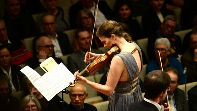 SZ Advent Calendar: Soloist Veronika Eberle inspires the audience with her joy of playing and virtuosity.