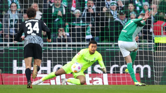 19th matchday of the Bundesliga: Prelude to the deserved Werder victory: Marvin Ducksch (right) gave Bremen an early lead from the penalty spot.