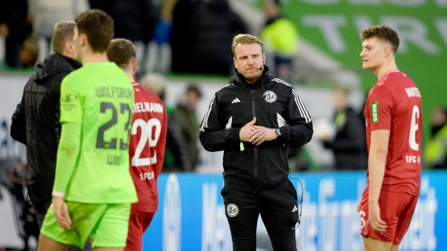 19th matchday of the Bundesliga: Unexpected Bundesliga action: After linesman Thorben Siewer was injured, volunteer referee Tobias Krull (center) spontaneously stepped in as the fourth official.