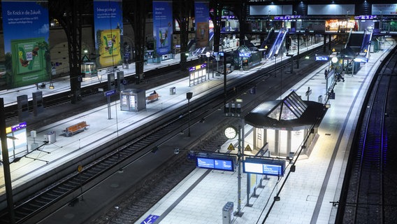 Several tracks are empty at Hamburg Central Station.  © picture alliance/dpa |  Bodo Marks Photo: Bodo Marks