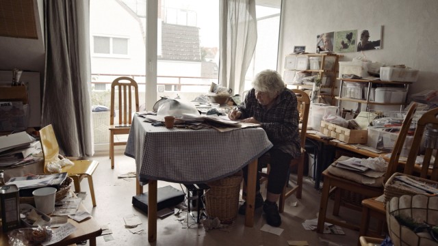 Culture of remembrance: The Berlin Jew Lore was only able to survive persecution by the National Socialists because she hid in the attic as a six-year-old.  In the documentary "Love fear" As an old woman, she is confronted with this childhood trauma.