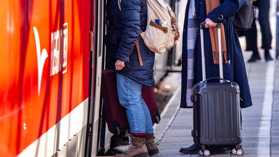 Train drivers' strike in Wismar: Some travelers reached their destination despite the strike - thanks to the railway's emergency timetable.  © Jens Büttner/dpa Photo: Jens Büttner