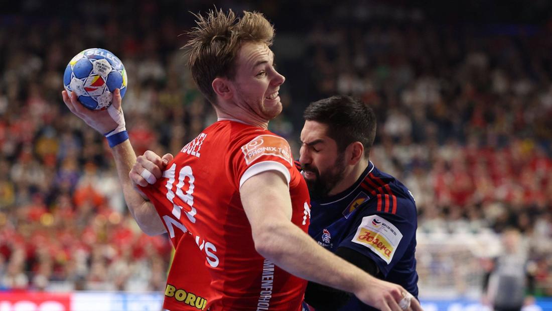 Um jeden Zentimeter wird gekämpft: die beiden Handball-Superstars Mathias Gidsel (l.) und Nikola Karabatic (r.) im Duell im Endspiel der Handball-Europameisterschaft.