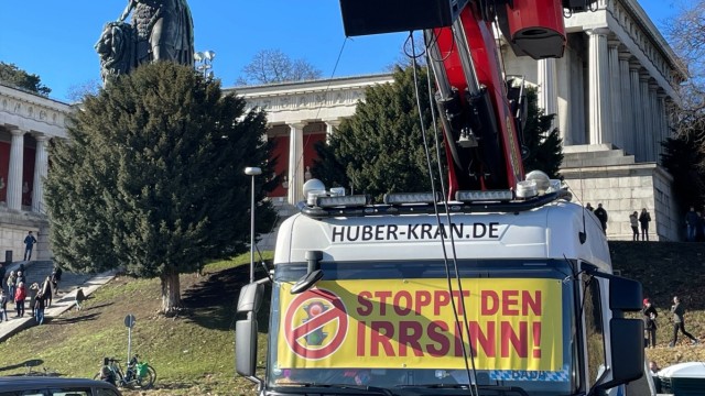 Protest in Munich: A protest vehicle at the feet of the Bavaria.