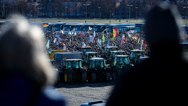 Protest in Munich: Some came to the rally with tractors, even more with coaches - after all, there is still a rail strike.