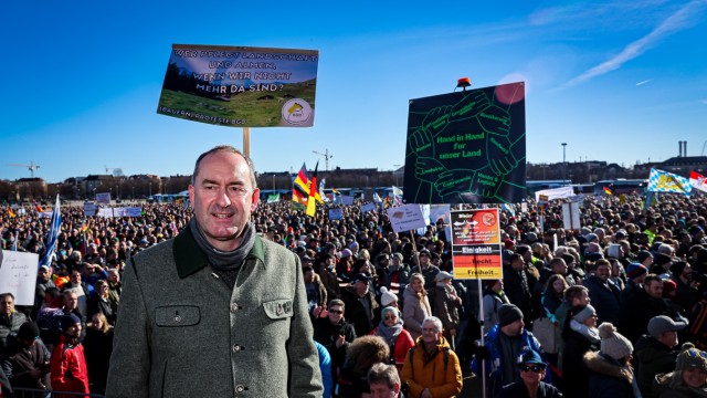 Protest in Munich: Bavaria's Economics Minister Hubert Aiwanger at the rally with farmers, freight forwarders, craftsmen, restaurateurs and others on the Theresienwiese.  At the "Demo against the right" He wasn't present last weekend.