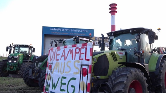 Farmers block the access to JadeWeserPort with their tractors.  © NonstopNews 