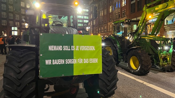 Tractors are on the Gänsemarkt in Hamburg.  © NDR Photo: Kai Salander