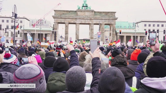Farmers protesting in front of the Brandenburg Gate in Berlin.  © Screenshot 
