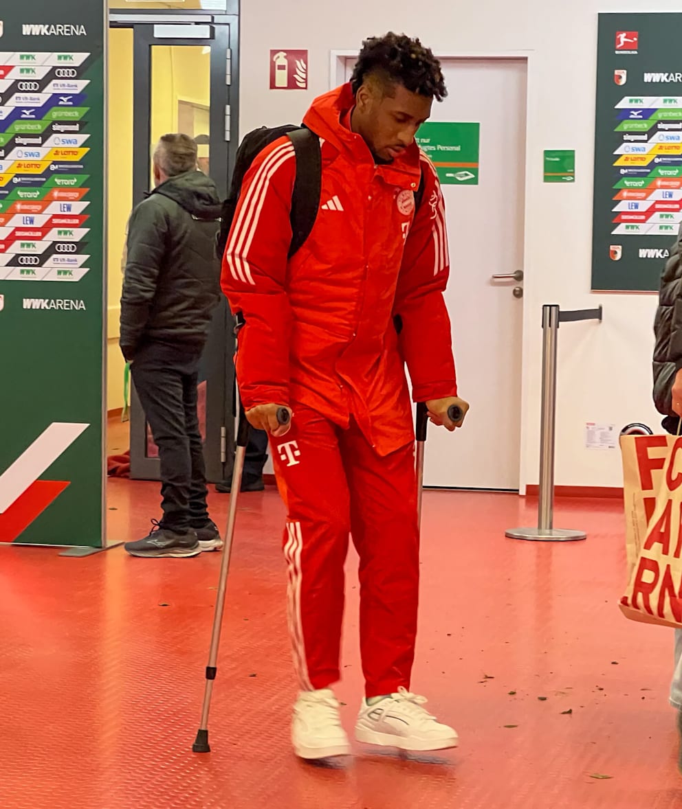 Kingsley Coman left the Augsburg stadium on crutches on Saturday