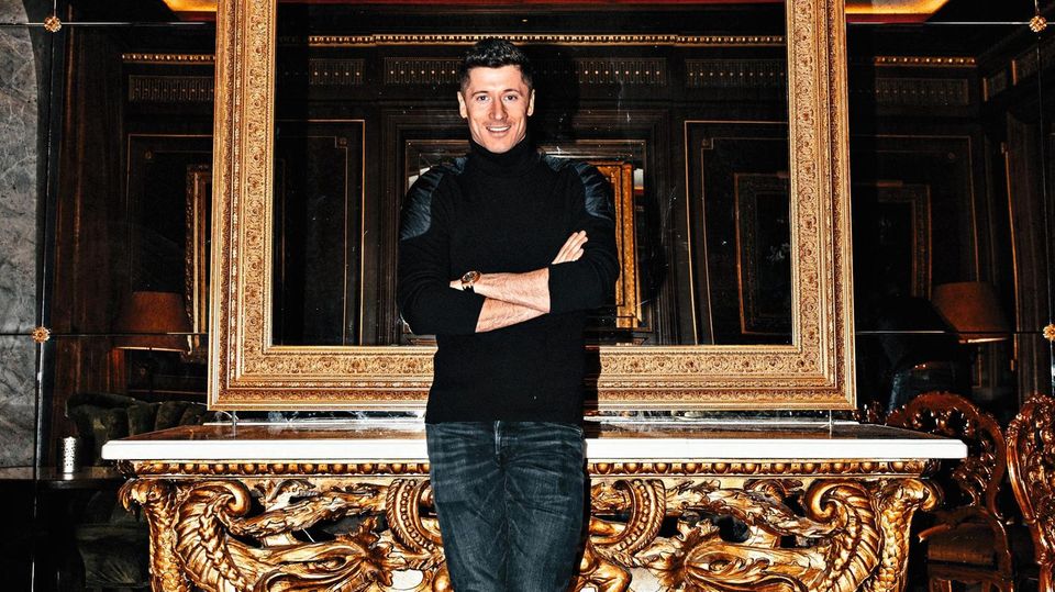 Robert Lewandowski poses in front of a magnificent table