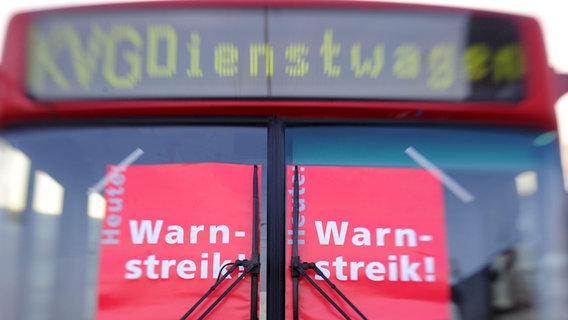 Signs with the inscription "Warning strike!" on a bus at the Kieler Verkehrsgesellschaft depot in Kiel.  © picture alliance / dpa Photo: Carsten Rehder