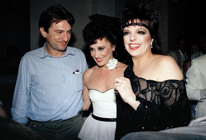 Chita Rivera (center) surrounded by actress, singer and dancer Liza Minnelli and actor Robert De Niro, in June 1984, in New York.