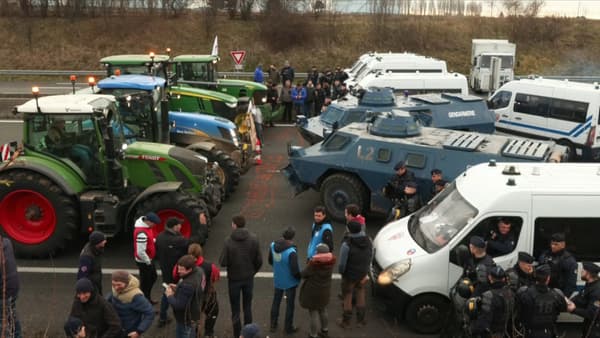 Blocage de l'A1 par des agriculteurs au niveau de Chennevières-lès-Louvres, dans le Val d'Oise, le 31 janvier 2024