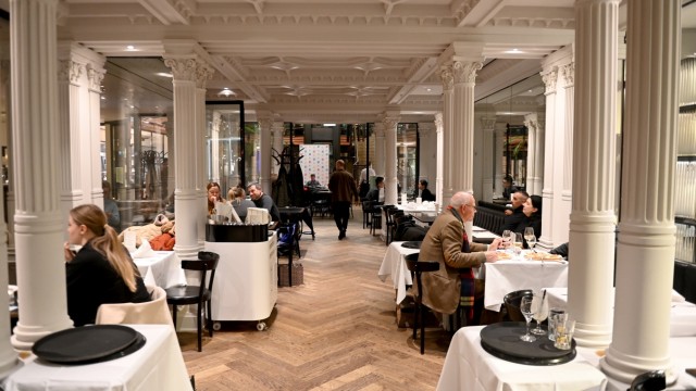Café Luitpold: The Café Luitpold was rebuilt in 2010, and the colonnade is still reminiscent of the ambience of the past.